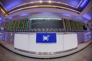 Ibovespa encerra pregão em leve queda após instabilidade