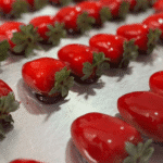 Morango do amor: confeiteira vende 1,5 mil doces e fatura mais de R$ 30 mil