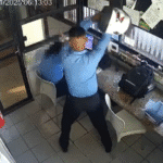 Funcionário que bateu na colega de trabalho com capacete é demitido; vítima está afastada