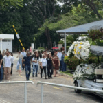 Corpo de professora assassinada a facadas por aluno em RO é cremado em Salvador