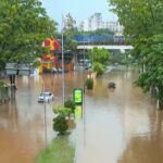 Veículos ficam presos em alagamentos em Salvador; capital e outras 130 cidades baianas estão com alerta de fortes chuvas