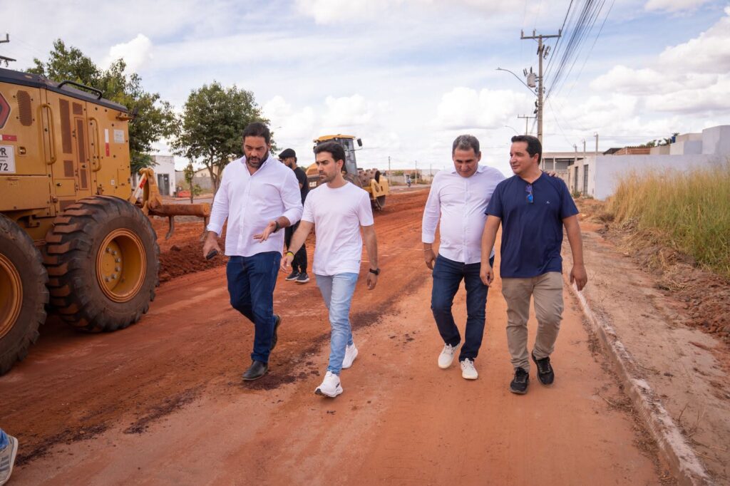 Prefeito Junior Marabá faz vistoria nas obras de pavimentação asfáltica na cidade