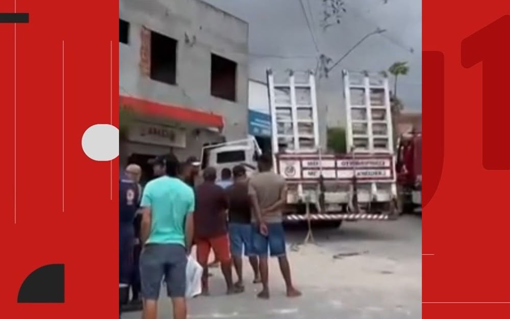 Sete pessoas ficam feridas após caminhão desgovernado atingir prédio no interior da Bahia