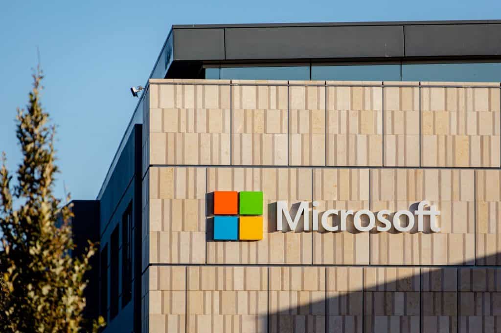 Fachada da Microsoft com logo da empresa na parede