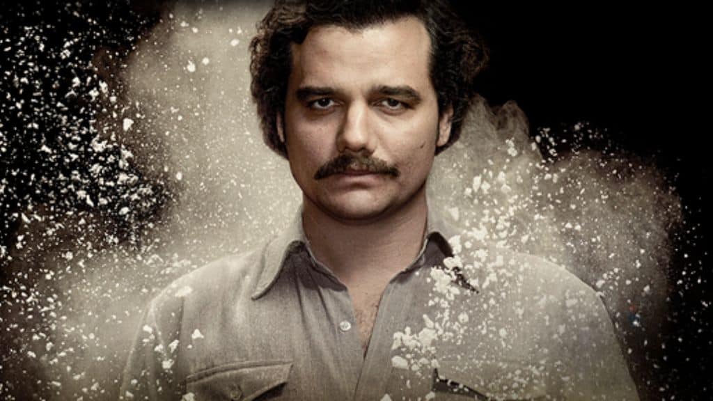 NarcosHomem olhando diretamente para a câmera. Tom esbranquiçado fazendo referência as drogas