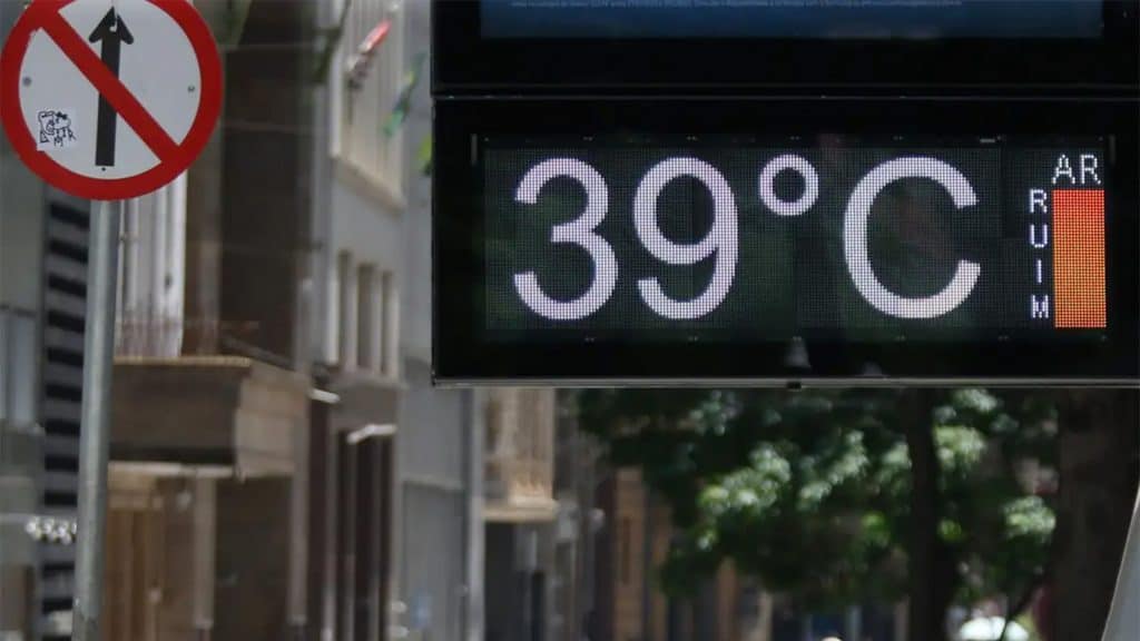 Termômetro na rua marcando 39 graus Celsius num dia quente numa cidade
