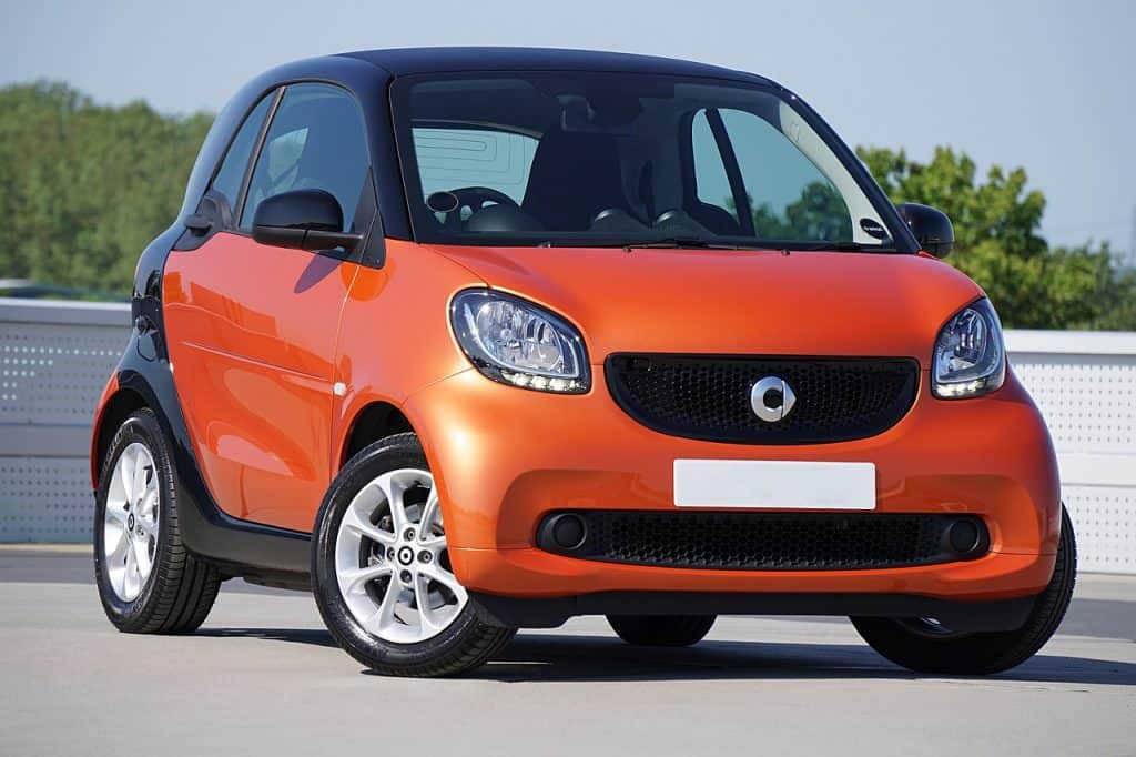 Carro laranja de modelo Smart ForTwo