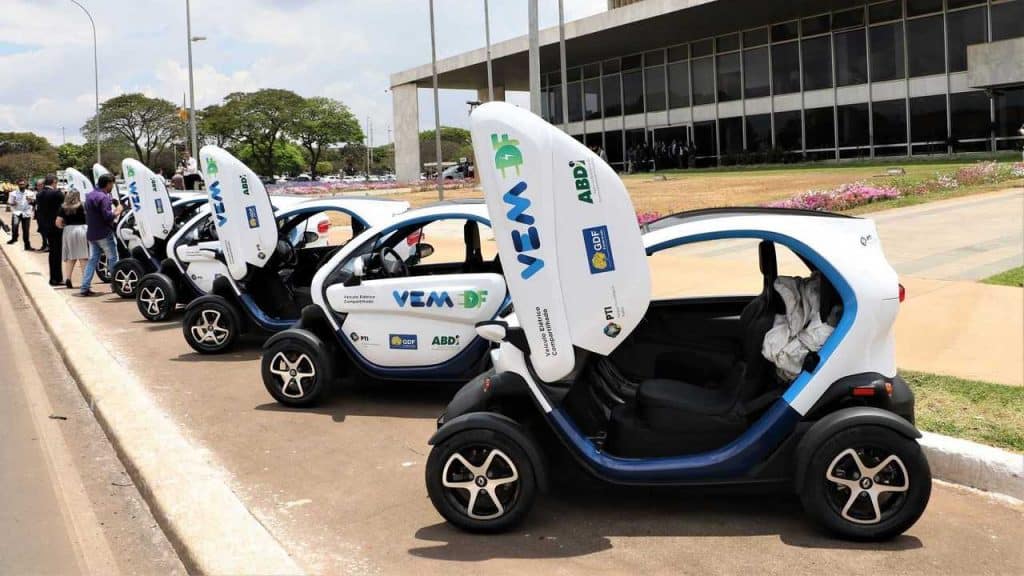 imagem mostra uma frota de veículos Renault Twizy
