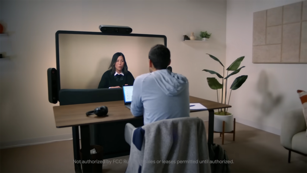 Homem usando o dispositivo e conversando com uma mulher