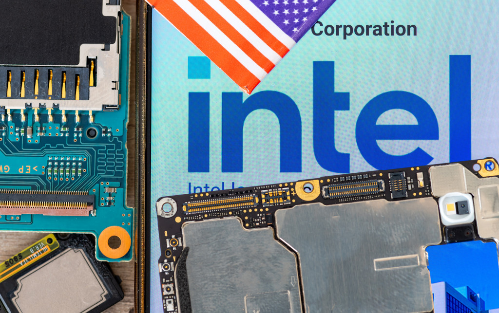 Logo da Intel acima de um chip