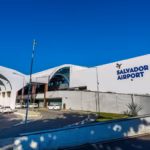 Pai é preso por tentar embarcar com documento falso em voo no Aeroporto de Salvador; filho é procurado