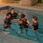 Com presença de Pedro, do Flamengo, Paquetá é batizado em piscina